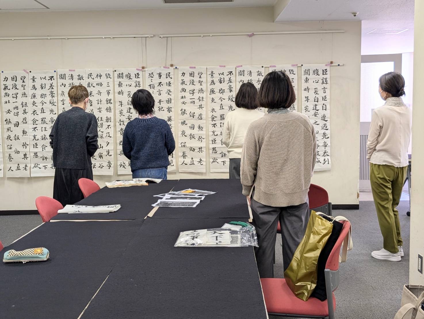 壁に並んだ作品を見ながら学ぶ教室の様子