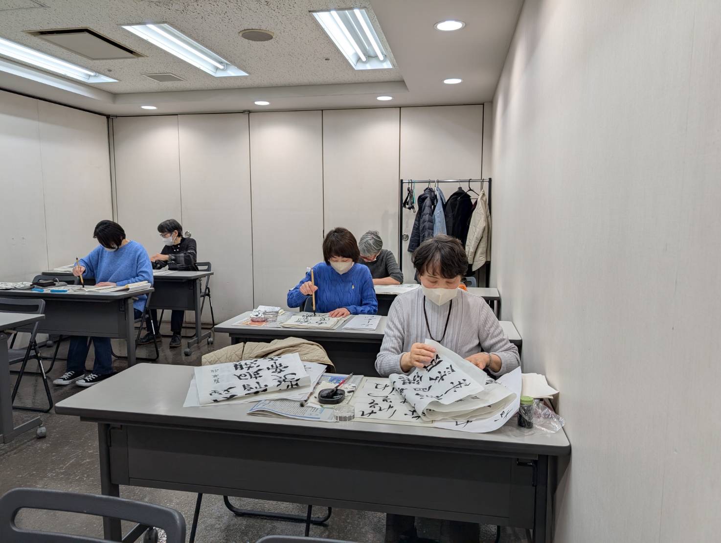 教室でそれぞれ書に取り組む生徒たち