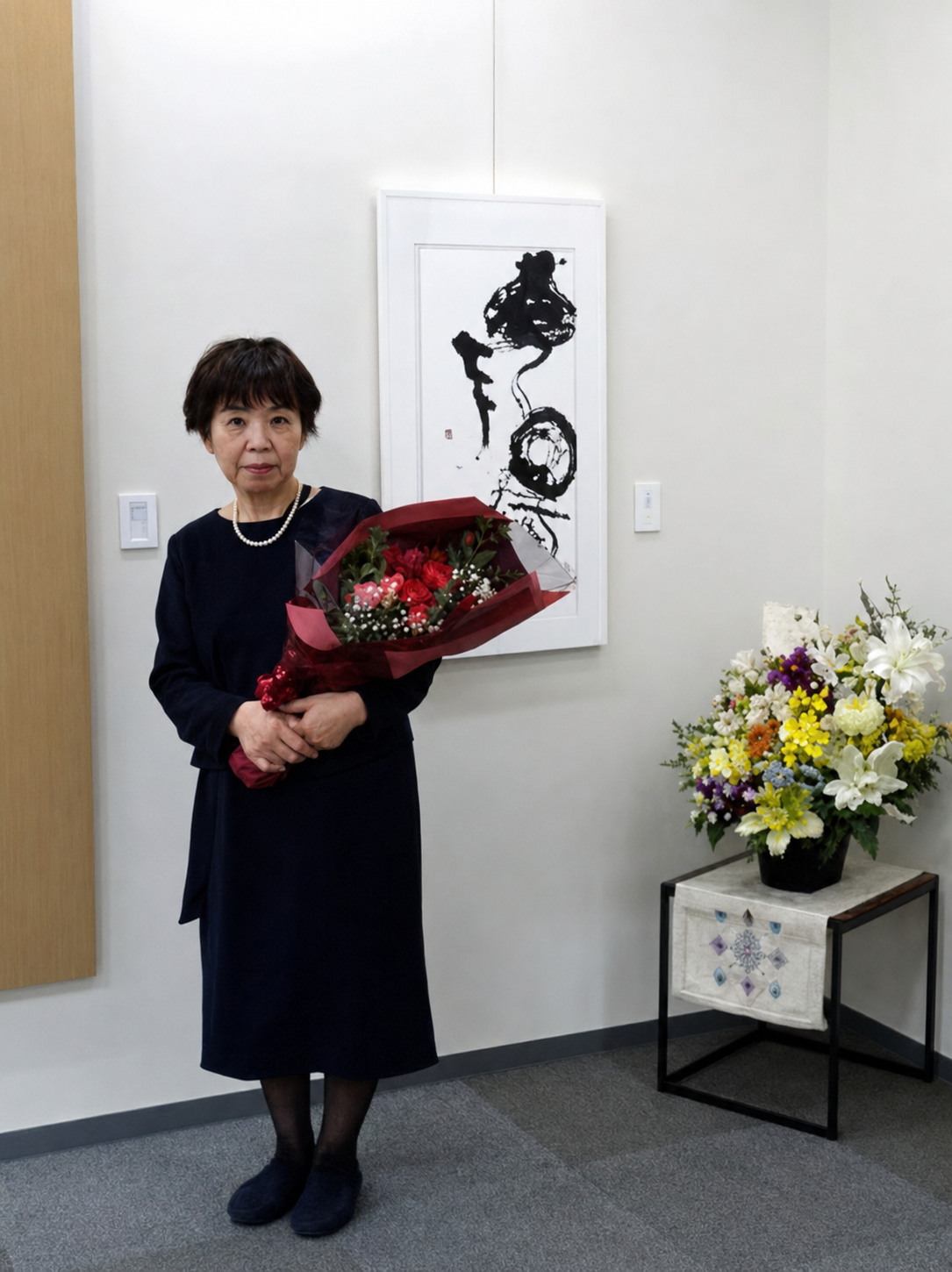 花束を持つ越智麗川